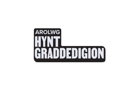 Logo HESA 95% o raddedigion yn gweithio, yn astudio a/neu'n ymgymryd gweithgareddau eraill